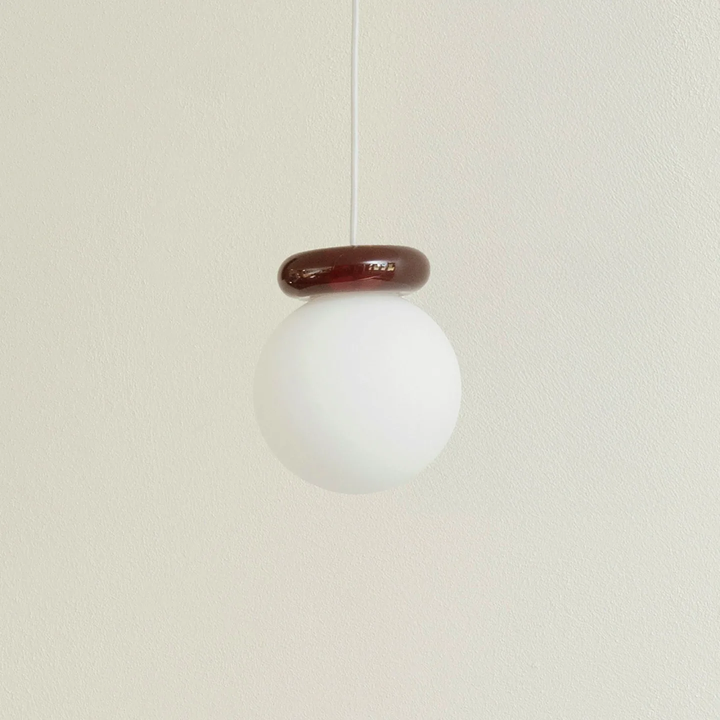 Hinx Pendellampe, dunkelrot/weiß, Glas - Normann Copenhagen - Küche - Design - Einflammig