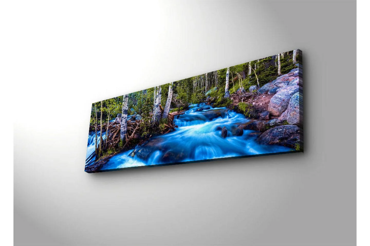 Canvastavla med LED-belysning 30x90 cm - Strömmande vatten i en naturskön miljö med omgivande träd - Blå / Grön / Brun
