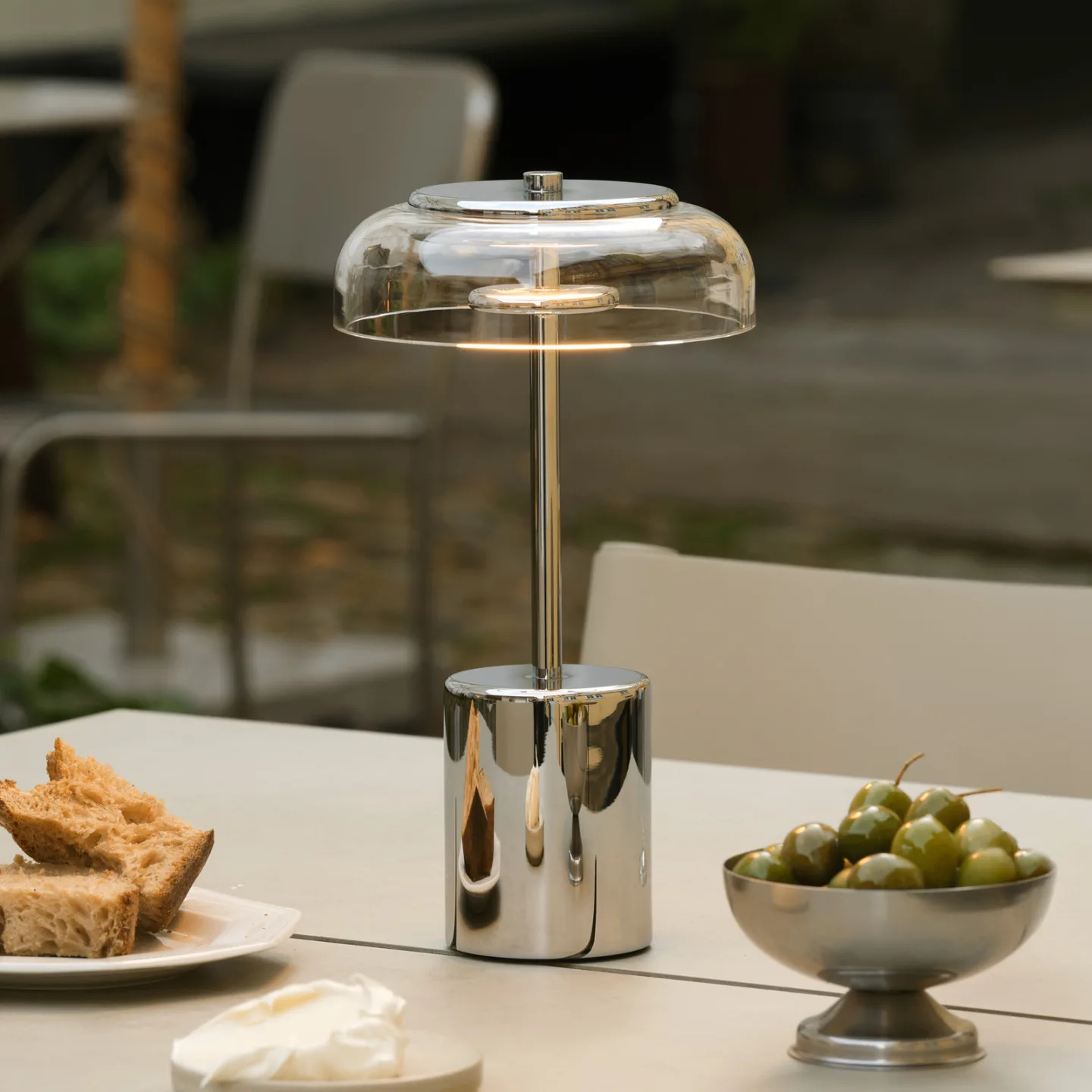 Blossi LED-Akku-Tischleuchte Höhe 26 cm chrom/klar - Nuura Nuura Aps - Terrasse - Modern - Metall - Einflammig