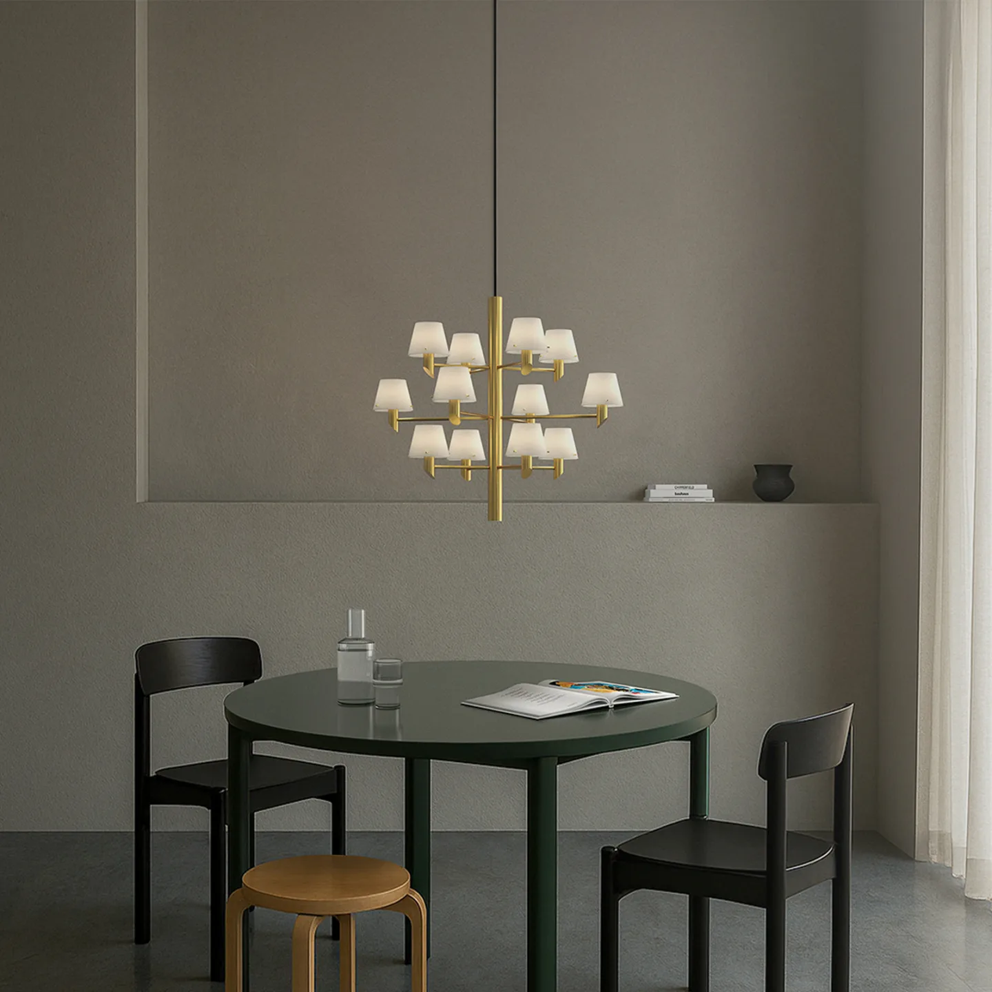 Gil lysekrone, messingfarvet, Ø 67 cm, 12 lyskilder - Herstal - Stue - Design - Metal - Med flere lyskilder