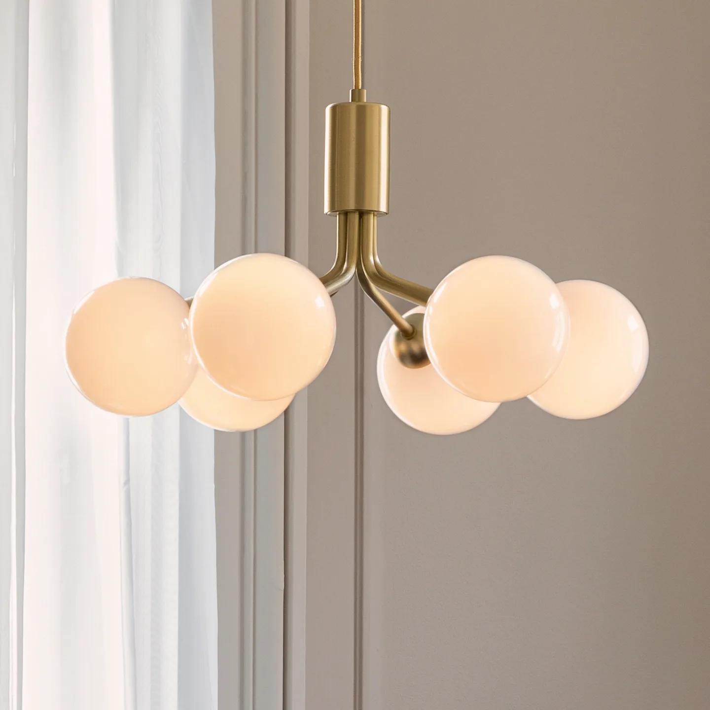 Apiales 6 Pendelleuchte, messing/opal, Ø 50 cm - Nuura Nuura Aps - Wohnzimmer - Skandinavisch - Glas - Mehrflammig