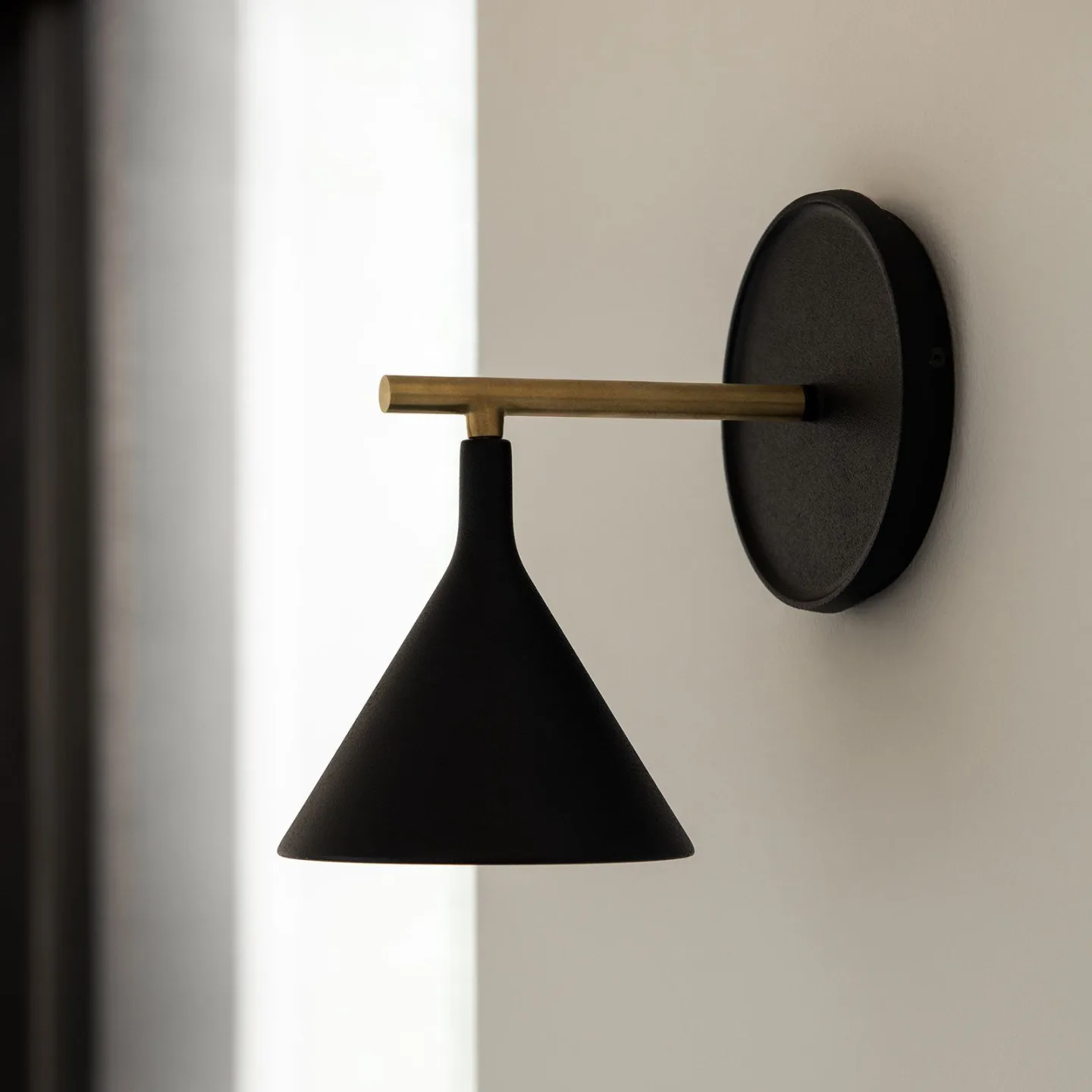 Cast Sconce væglampe IP44 sort - Audo Copenhagen - Badeværelse - Aluminium - Med én lyskilde