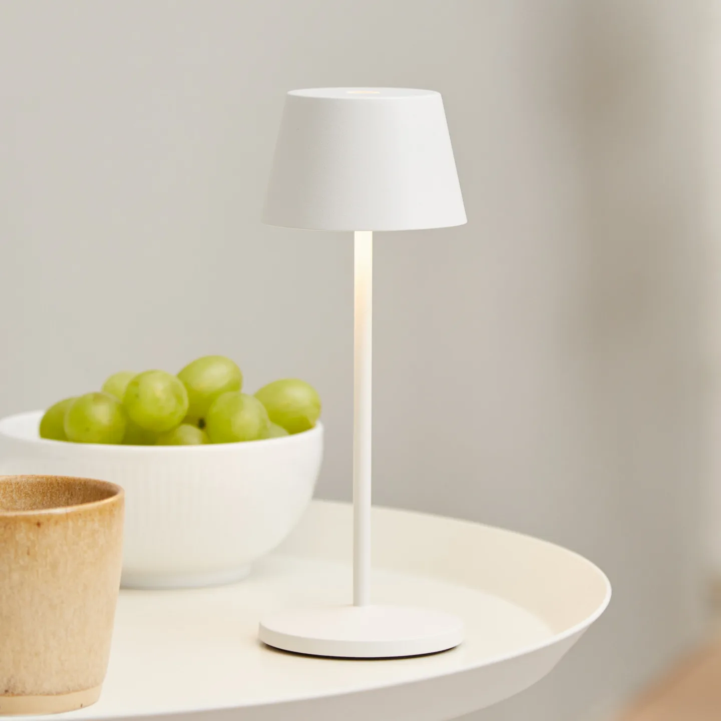 Modi Micro Portable Tischleuchte IP65 White - Loom Design - Terrasse - Modern - Aluminium - Mit Schirm