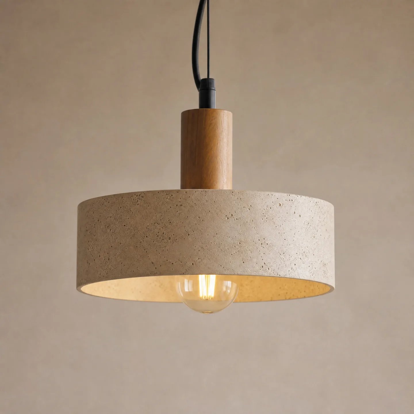 Carlotta hengelampe, 1 lyskilde, beige/valnøtt, Ø 27 cm, tre/betong – Lucande - Stue - Moderne - Med en lyskilde