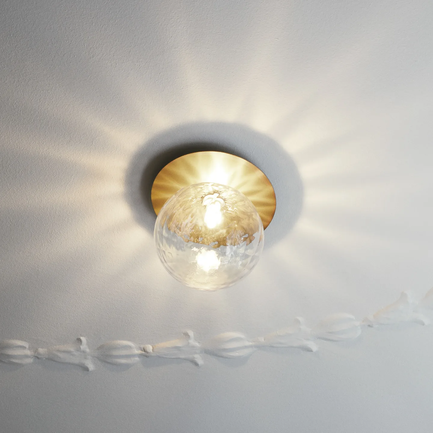 Liila 1 Large Wandlampe, IP44, warmweiß, gold/klar - Nuura Nuura Aps - Wohnzimmer - Design - Glas - Kugel