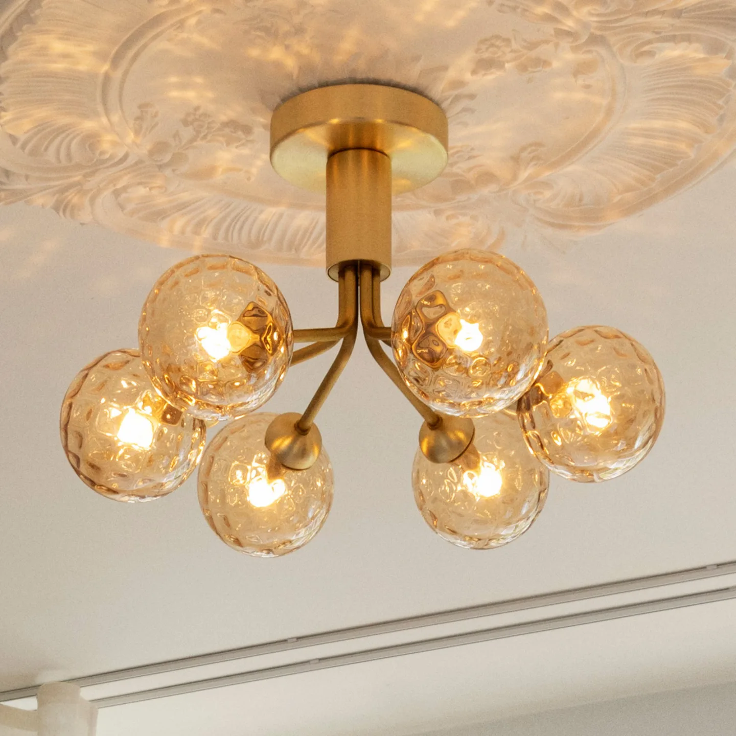 Apiales 6 Deckenlampe, messing-/goldfarben, Ø 50 cm - Nuura Nuura Aps - Wohnzimmer - Skandinavisch - Glas - Mehrflammig