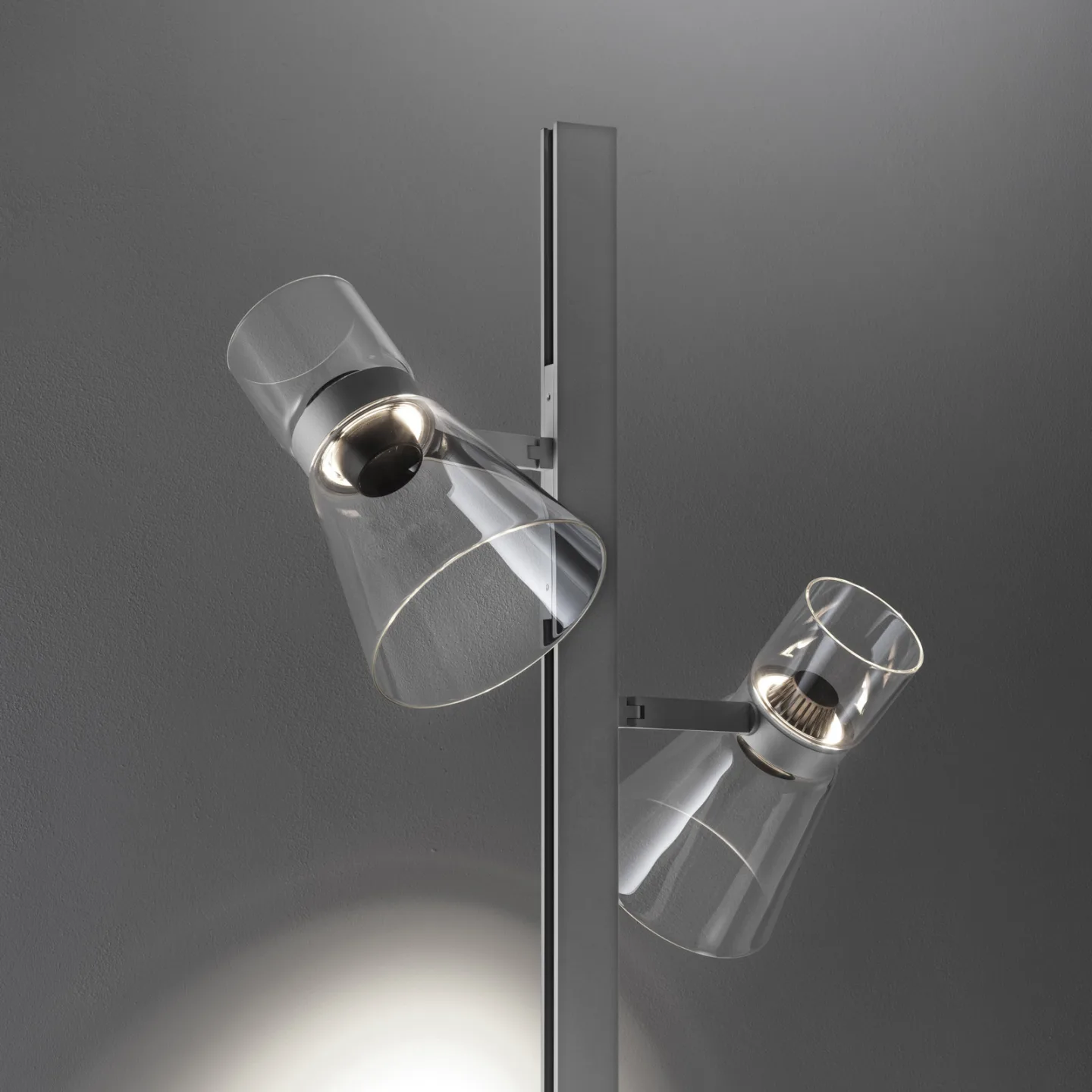 Nocturne F2 Cone LED-Stehlampe, silber, 2-flg., 206cm - Flos - Wohnzimmer - Design - Aluminium - Mit Schirm