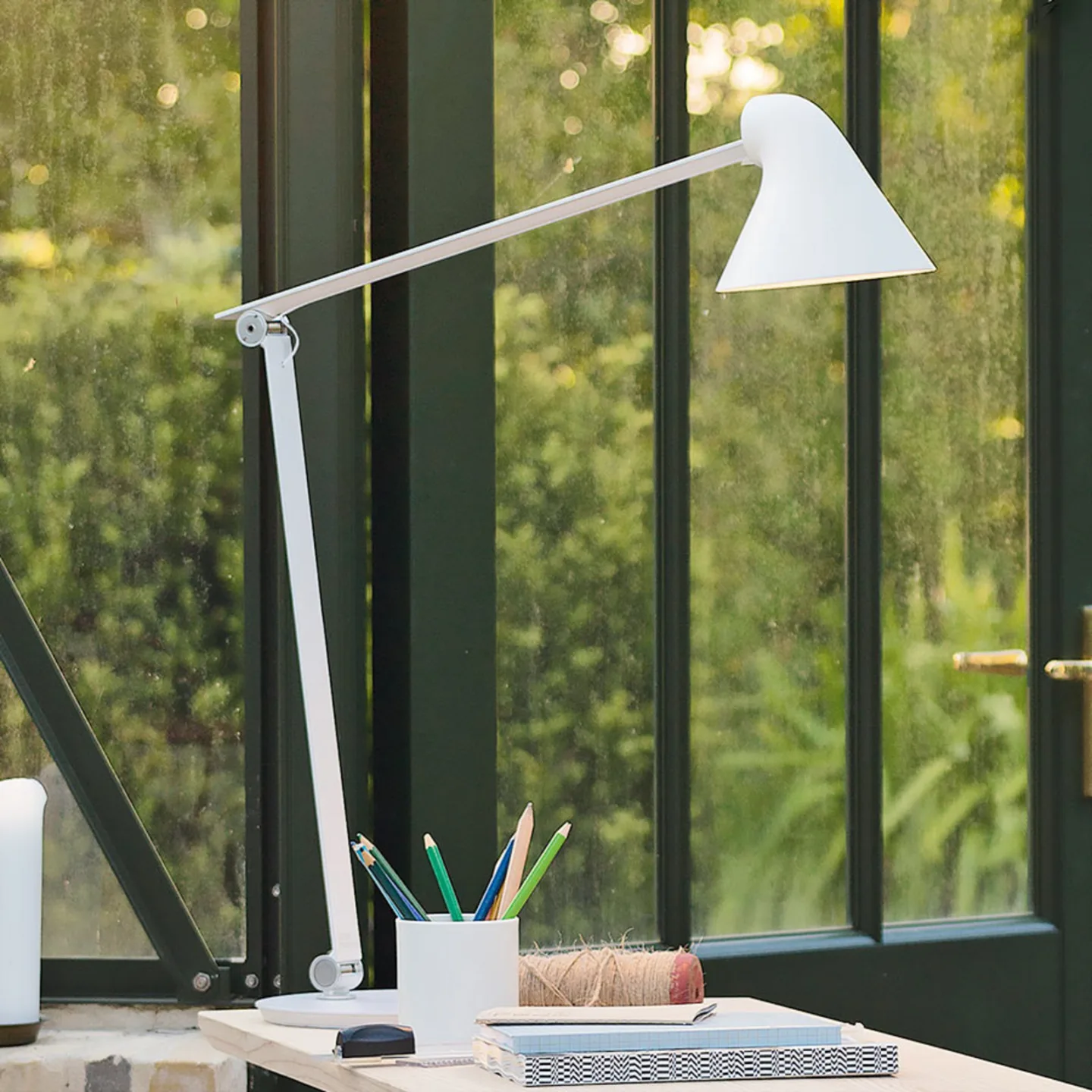 NJP bordlampe med fod, hvid, 2.700 K - Louis Poulsen - Stue - Design - Metal - Med én lyskilde