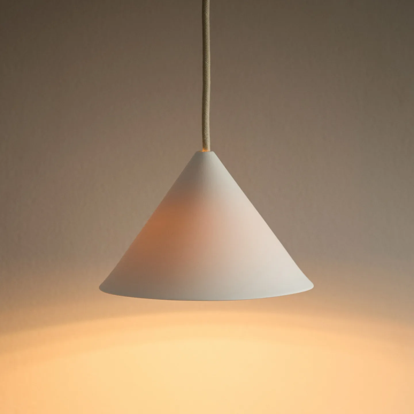 Ceramic Cone Hängelampe, weiß, Ø19 cm, Porzellan, G9 - Moebe - Wohnzimmer - Design - Keramik - Einflammig