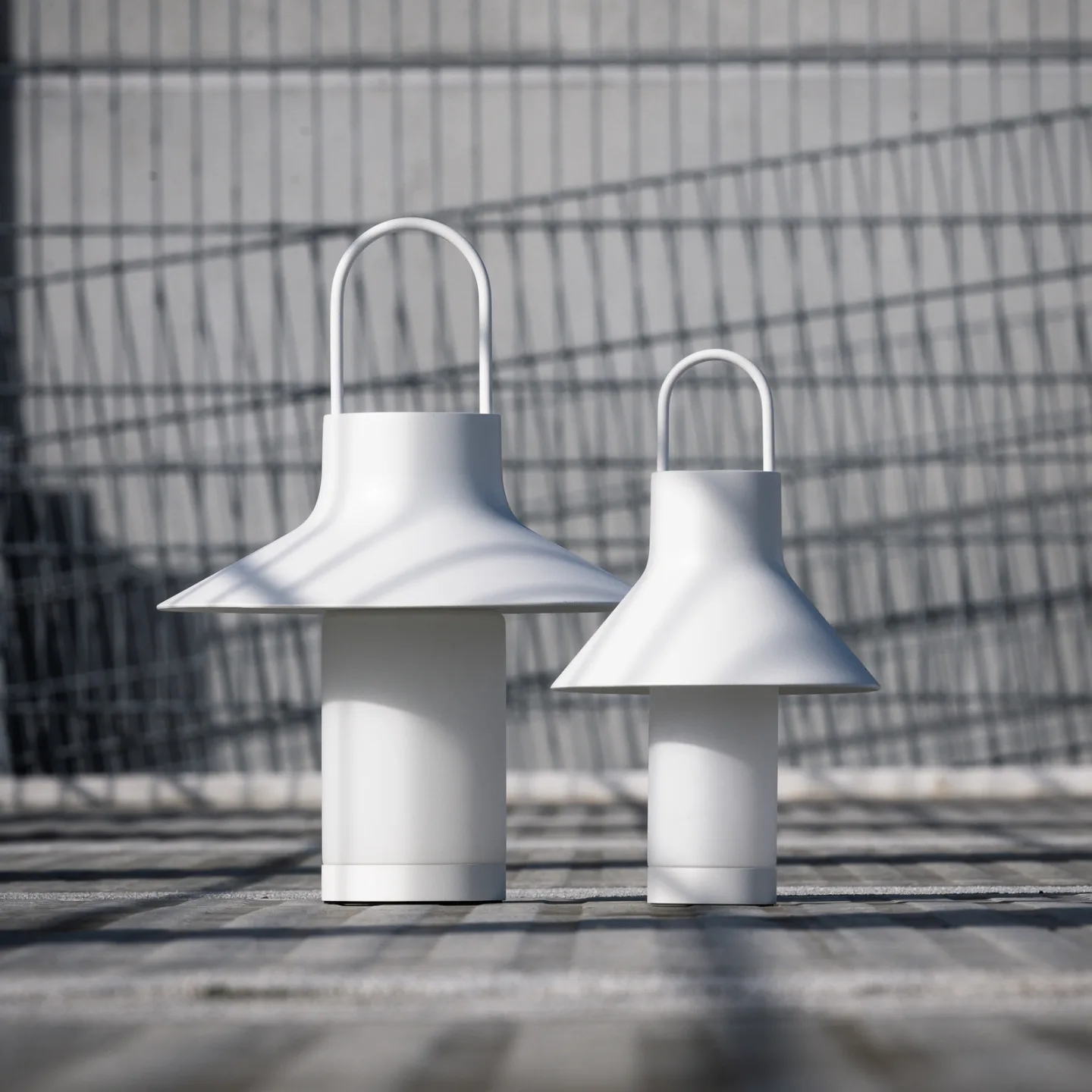 Shadow Portable Tischleuchte S White - Loom Design - Terrasse - Modern - Aluminium - Mit Schirm