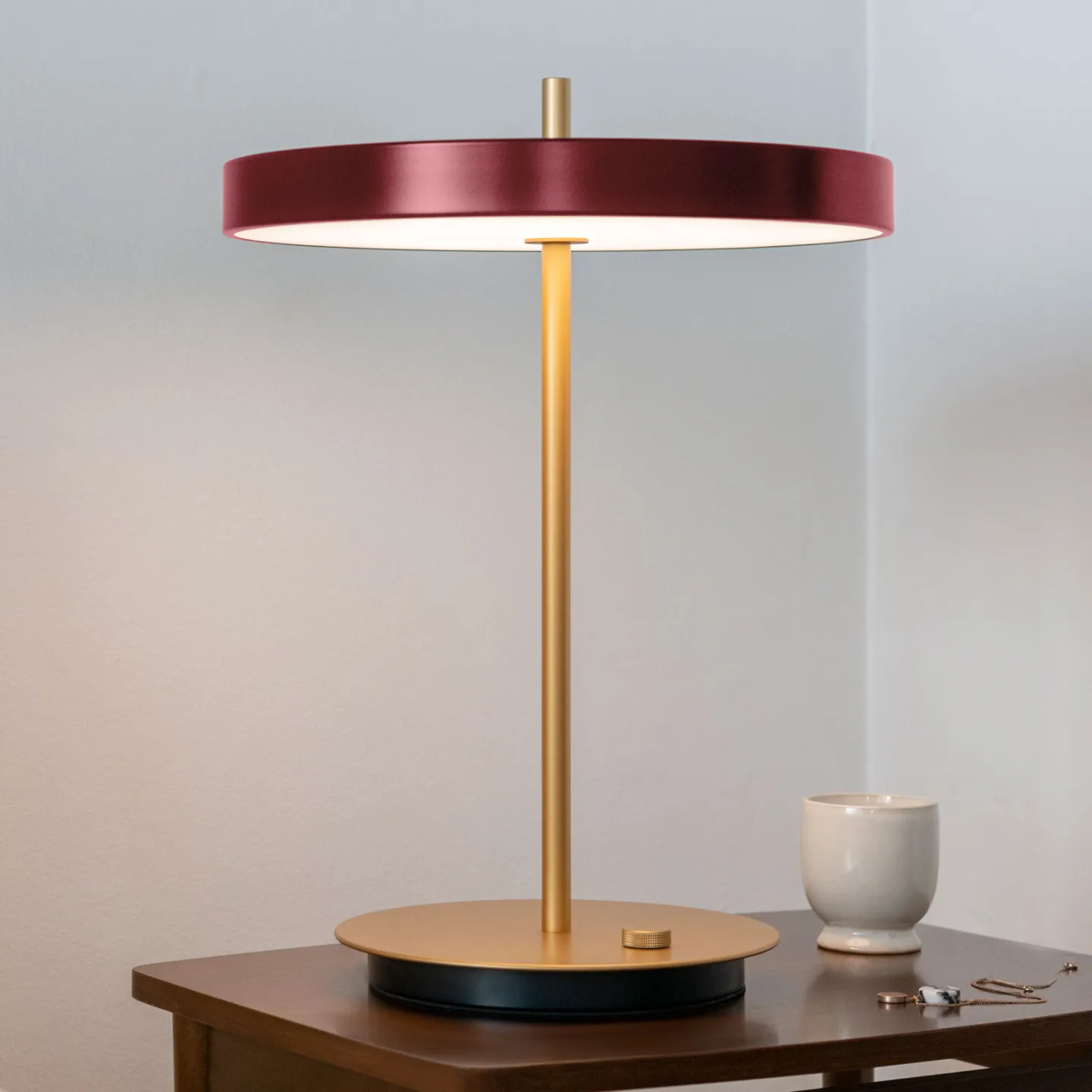 Asteria Bordlampe Ruby Red - UMAGE Asteria Table - Stue - Design - Aluminium - Med skjerm
