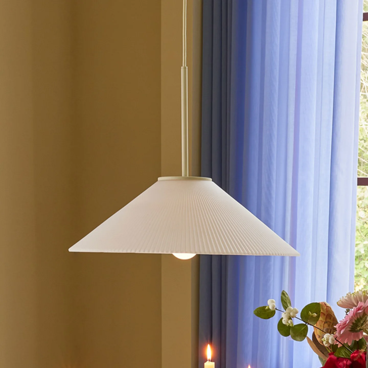 Solid Pendelleuchte Sand/White - Hübsch - Esszimmer - Design - Glas - Einflammig
