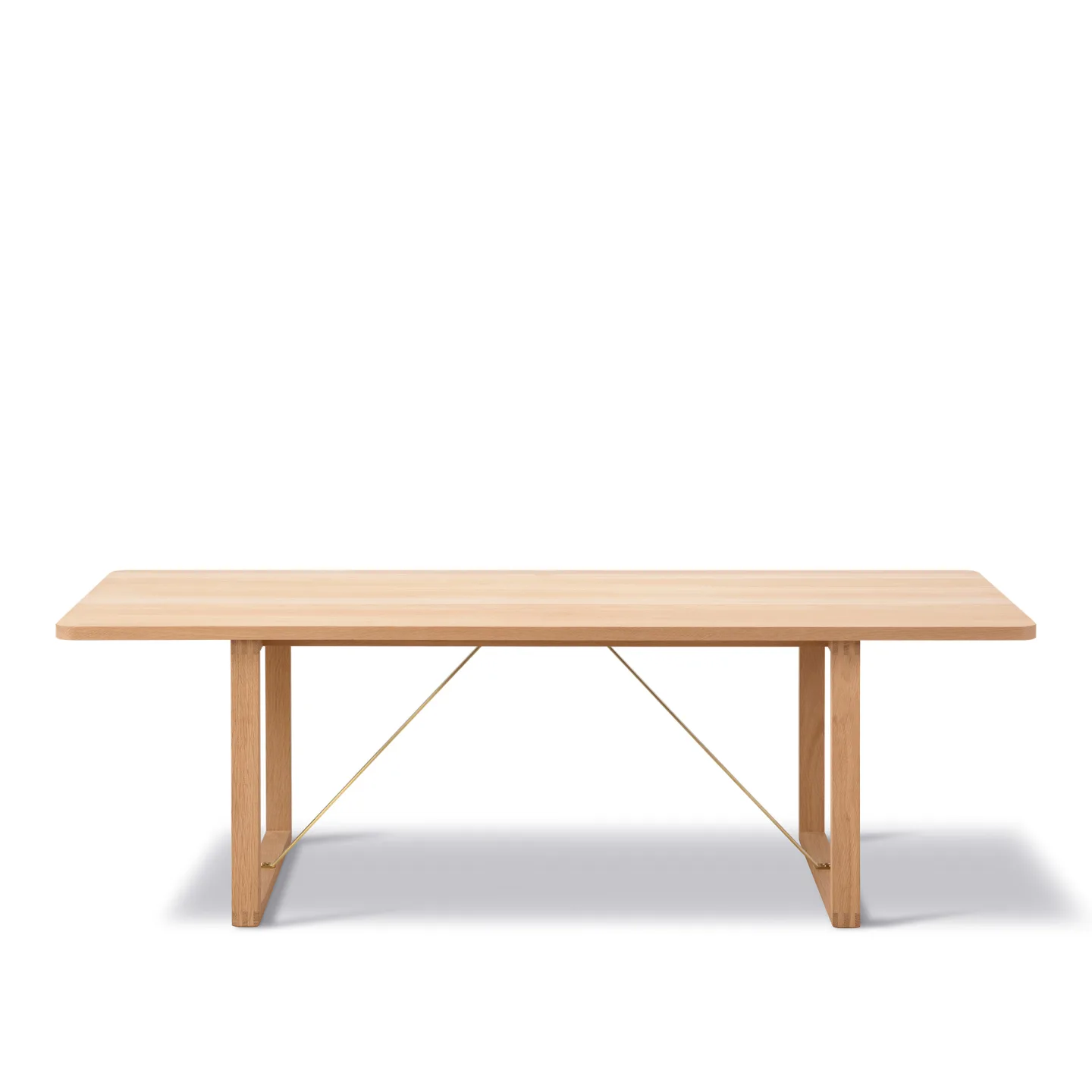 Fredericia Furniture - BM67 Coffee table - Oak light oil - Brackets in brass - 140 x 55 cm - height 45 cm - Soffbord - Børge Mogensen - Träfärgad - Trä