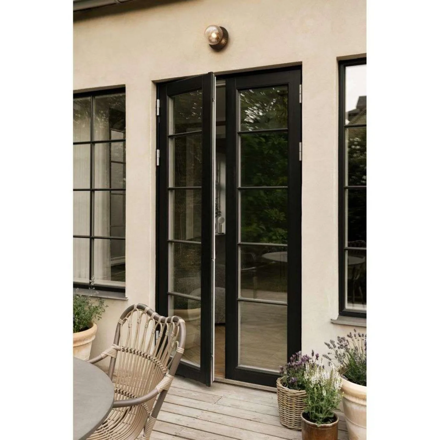 Udendørs væglampe Liila, bronze/klar, Ø 16,5 cm, IP54 - Nuura Nuura Aps - Terrasse - Skandinavisk - Metal - Med én lyskilde