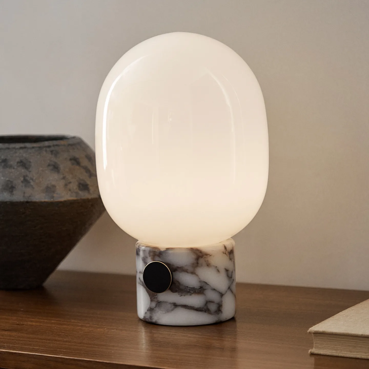 JWDA bordlampe, 32 cm, hvid, marmor, glas - Audo Copenhagen - Stue - Design