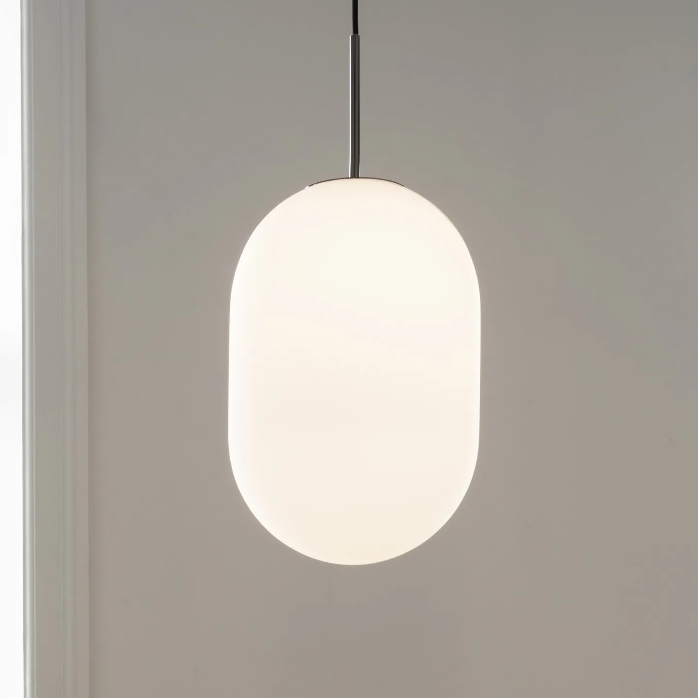 Noor Hängeleuchte, Ø 24 cm, opal/schwarz, Glas - Watt & Veke - Wohnzimmer - Modern