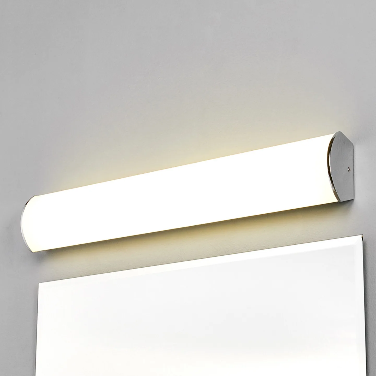 Lindby LED-Bad-Wandleuchte Elanur, weiß/chrom, 58 cm, IP44 - Badezimmer - Modern - Metall - Eckig