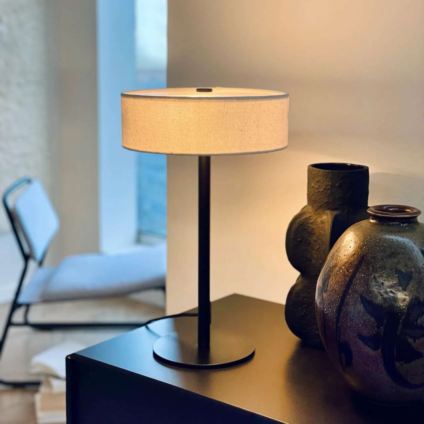 Calix Tischleuchte Natur/Schwarz - DybergLarsen Dyberg Larsen - Wohnzimmer - Design - Metall - Mit Schirm