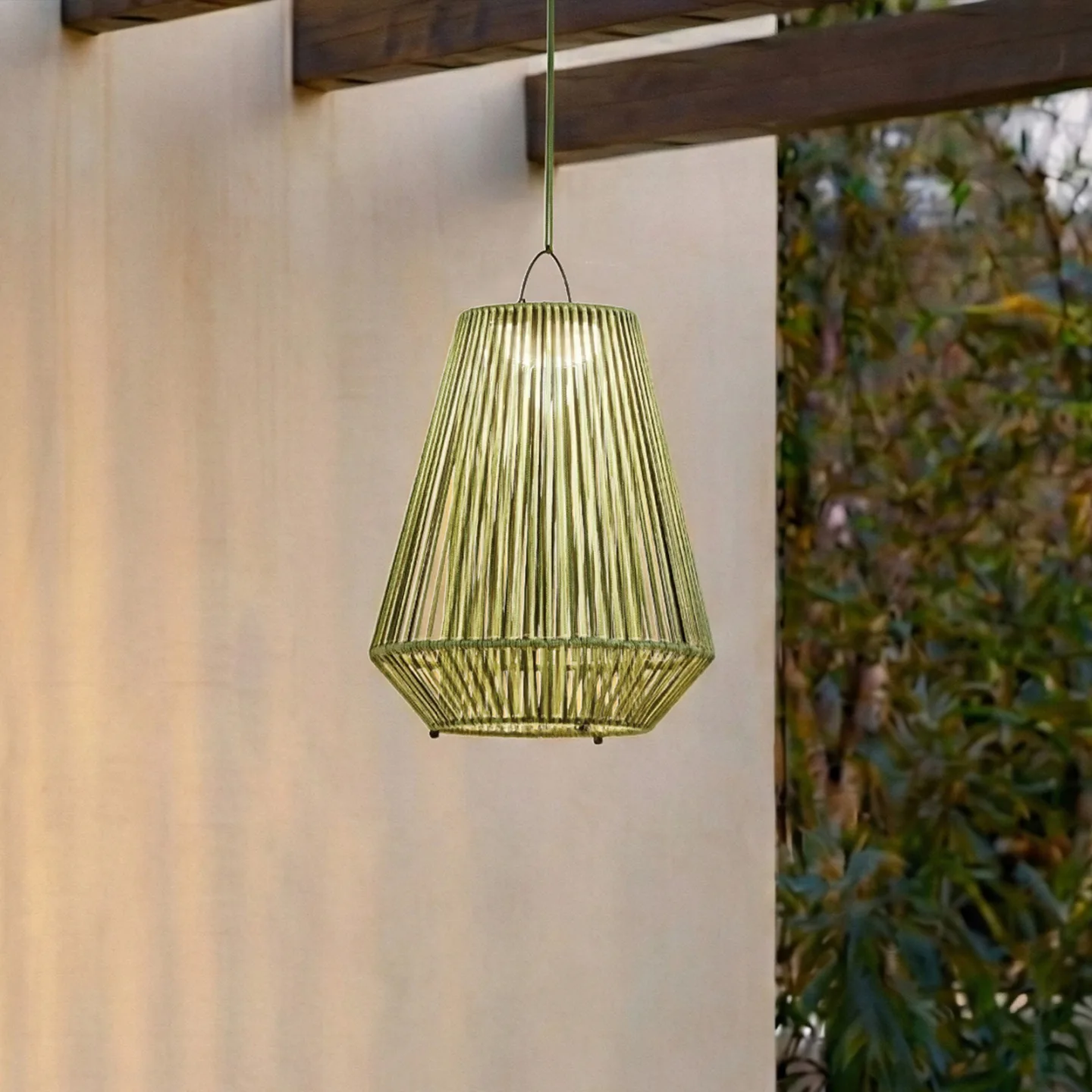 Austas LED-Solarhängelampe, Ø 32 cm, grün, IP54, USB - Lindby - Balkon - Modern - Kunststoff - Einflammig