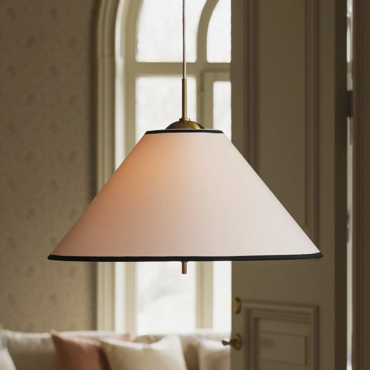 IRIS 50 hengelampe, kremfarget, Ø 50 cm – Globen Lighting - Stue - Skandinavisk - Stoff / Tekstil - Med skjerm