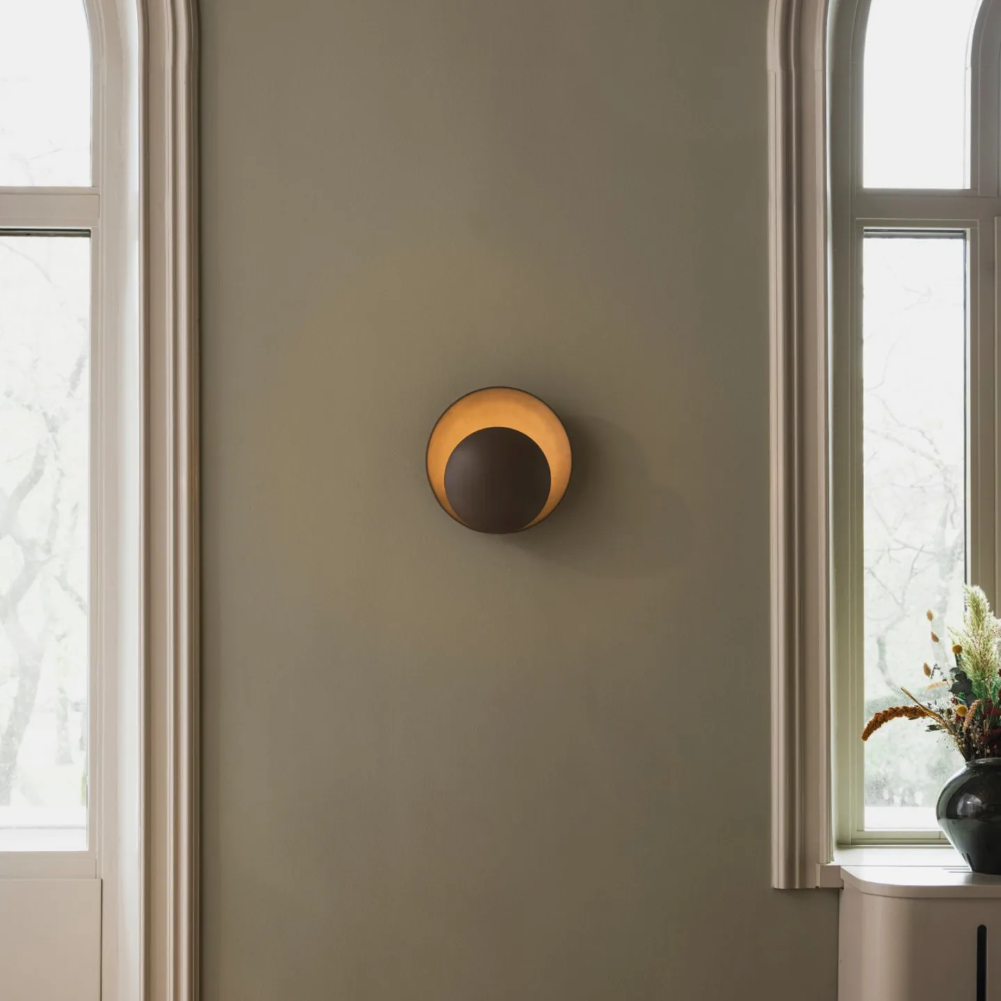 ORBIT vägglampa, brun, Ø 30 cm, stickkontakt - Globen Lighting - Vardagsrum - Design - Metall - Med en ljuskälla