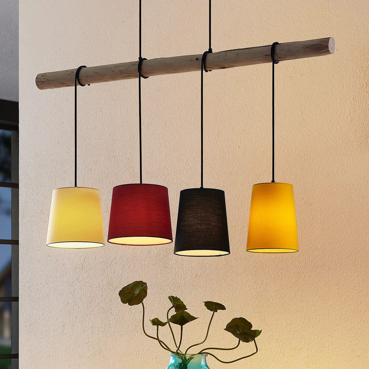 Hinai 4 Pendel Black/Red/Yellow - Lindby - Stue - Skandinavisk - Stoff / Tekstil - Med flere lyskilder