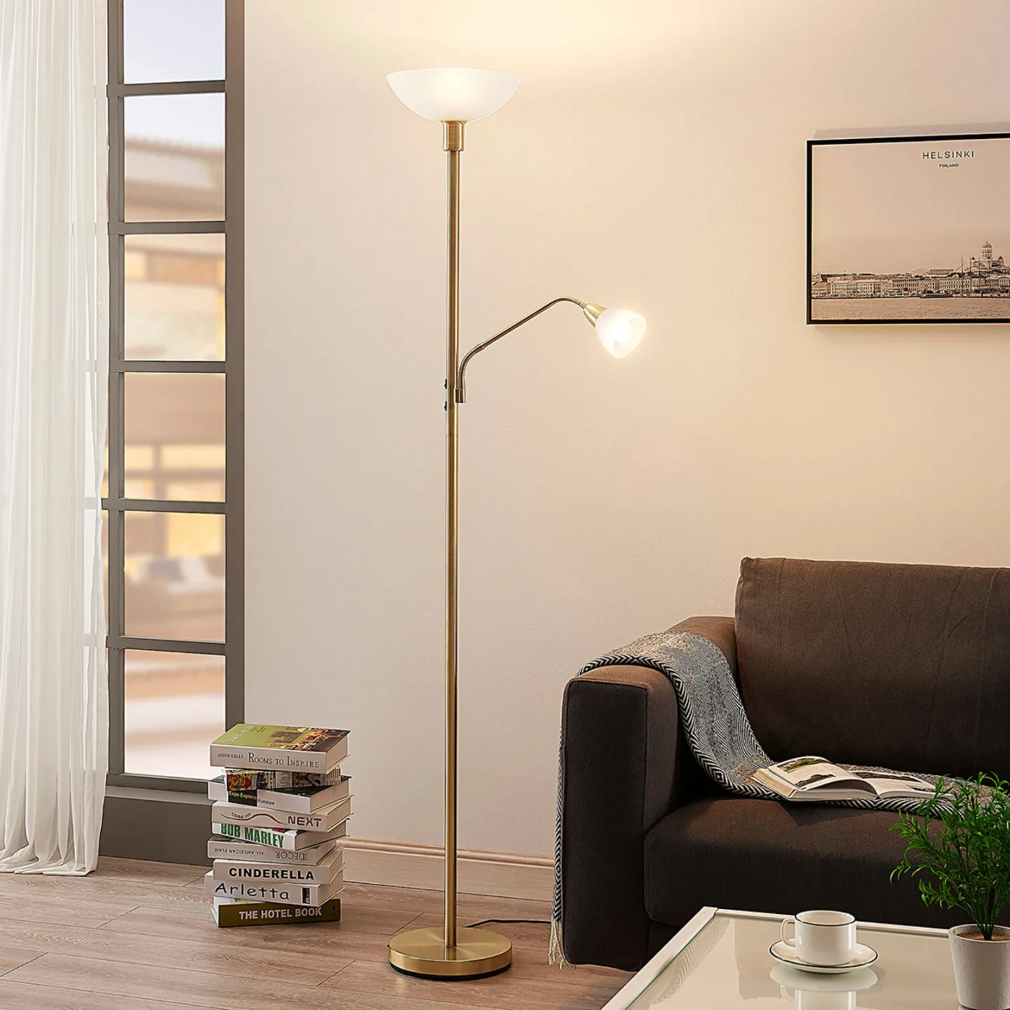 Jost Gulvlampe Brass/White - Lindby - Stue - Metal - Med flere lyskilder