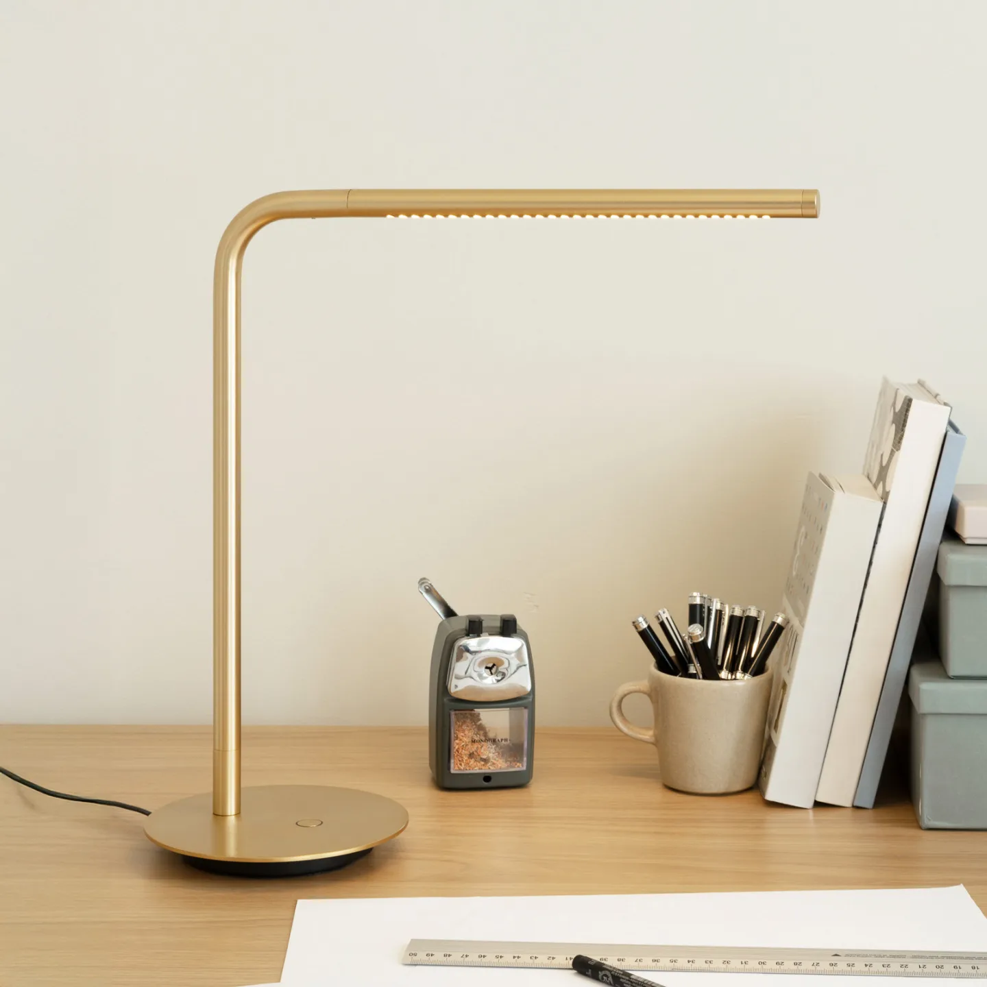 Omni V2 Tischleuchte Brushed Brass - UMAGE - Wohnzimmer - Design - Metall - Einflammig