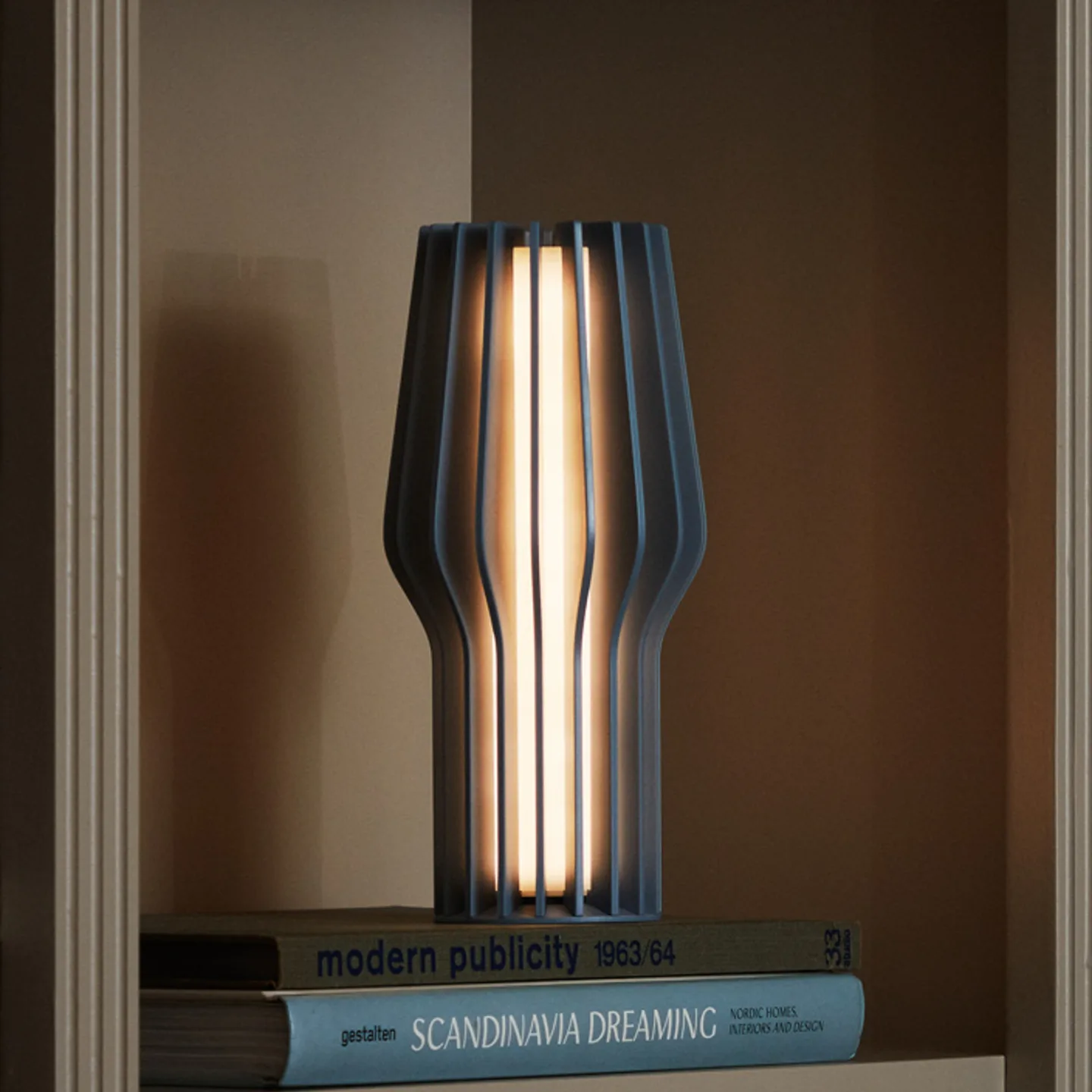 Radiant Portable Tischlampe 25cm Blau - PLEASE WAIT to be SEATED - Wohnzimmer - Modern - Kunststoff - Einflammig