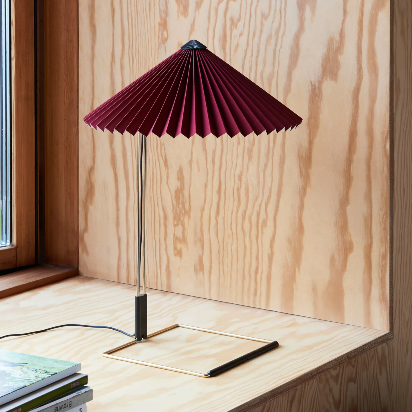 Matin LED-Tischlampe, dunkelrot/messing, Höhe 38 cm - Hay Matin 300 - Wohnzimmer - Design - Metall - Mit Schirm