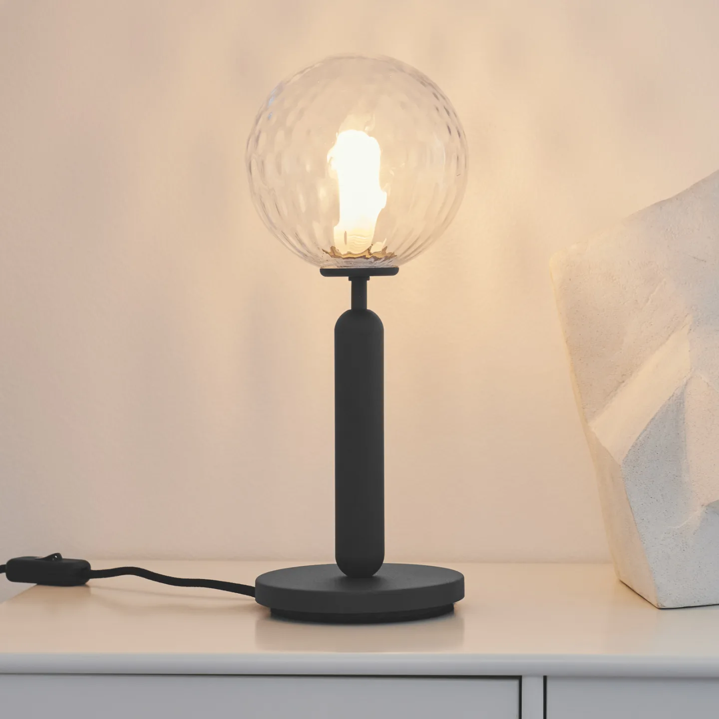 Miira Bordlampe Rock Grey/Optic Clear - Nuura Miira Table Nuura Aps - Stue - Design - Metal - Kugle