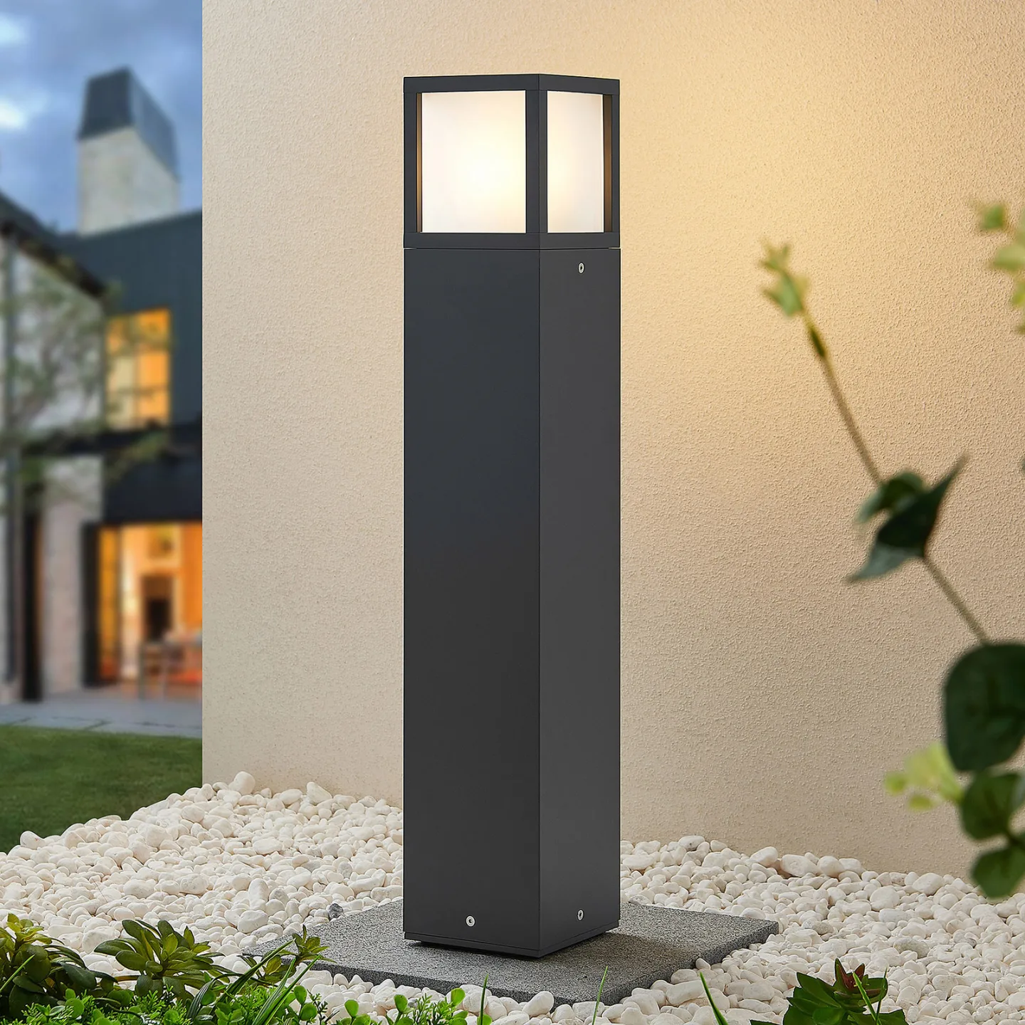 Lucande Wegeleuchte Dewari, E27, 65 cm, dunkelgrau, IP54 - Terrasse - Modern - Aluminium - Einflammig