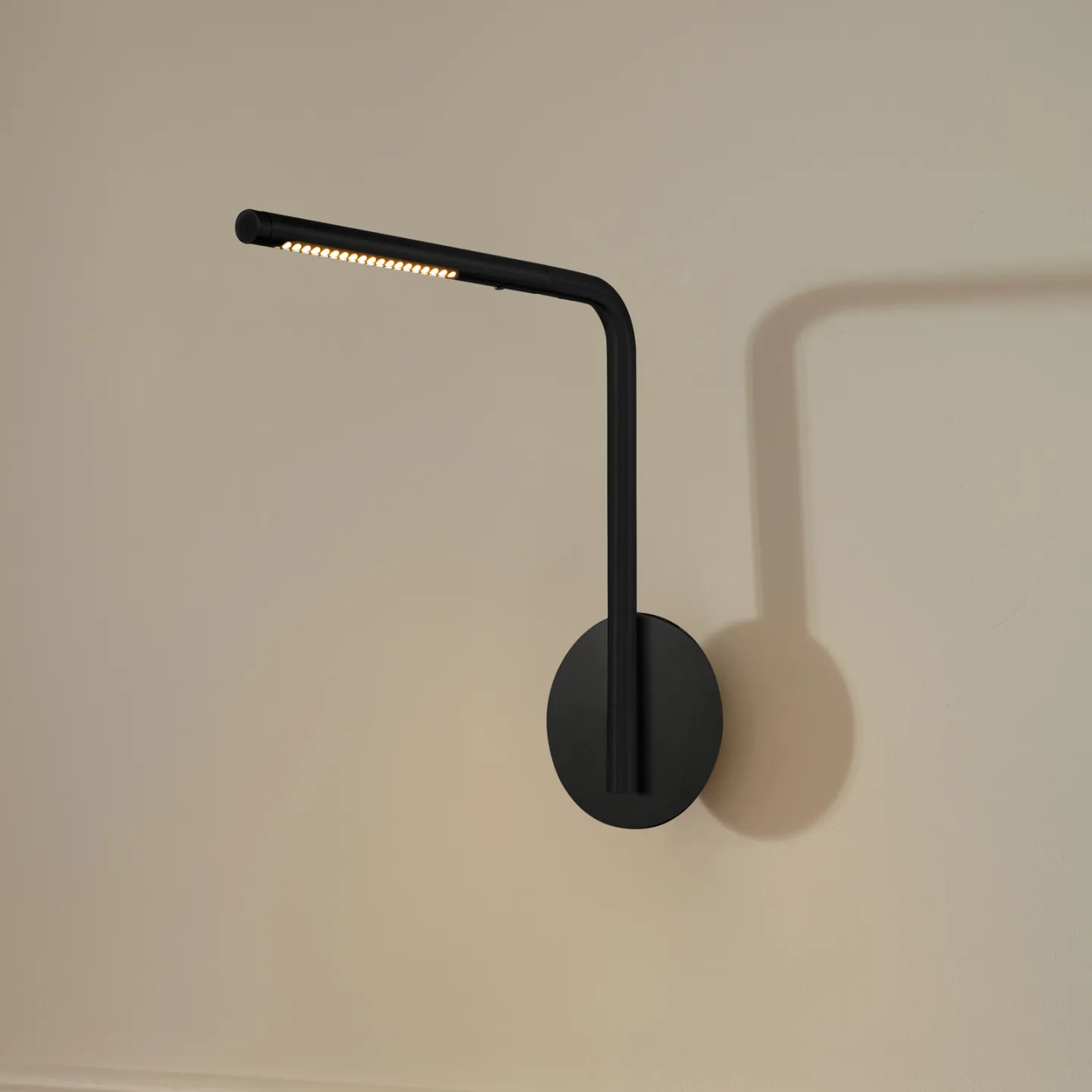 Omni Pivot LED-Wandlampe, schwarz, dimmbar - UMAGE - Schlafzimmer - Design - Aluminium - Einflammig