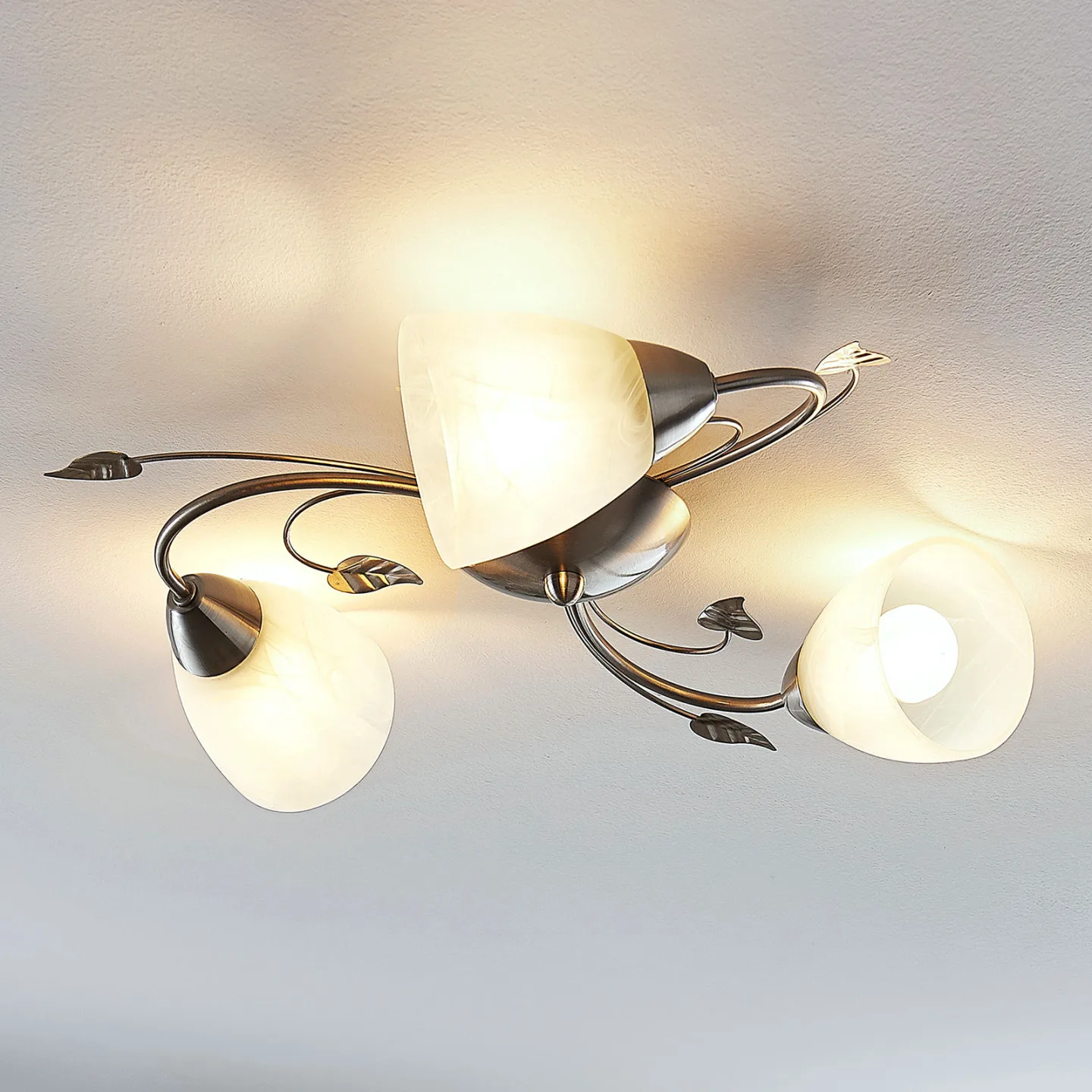Lindby Deckenleuchte Yannie, 3-flg., 50cm, nickel/weiß, Glas - Wohnzimmer - Antik - Metall - Mehrflammig