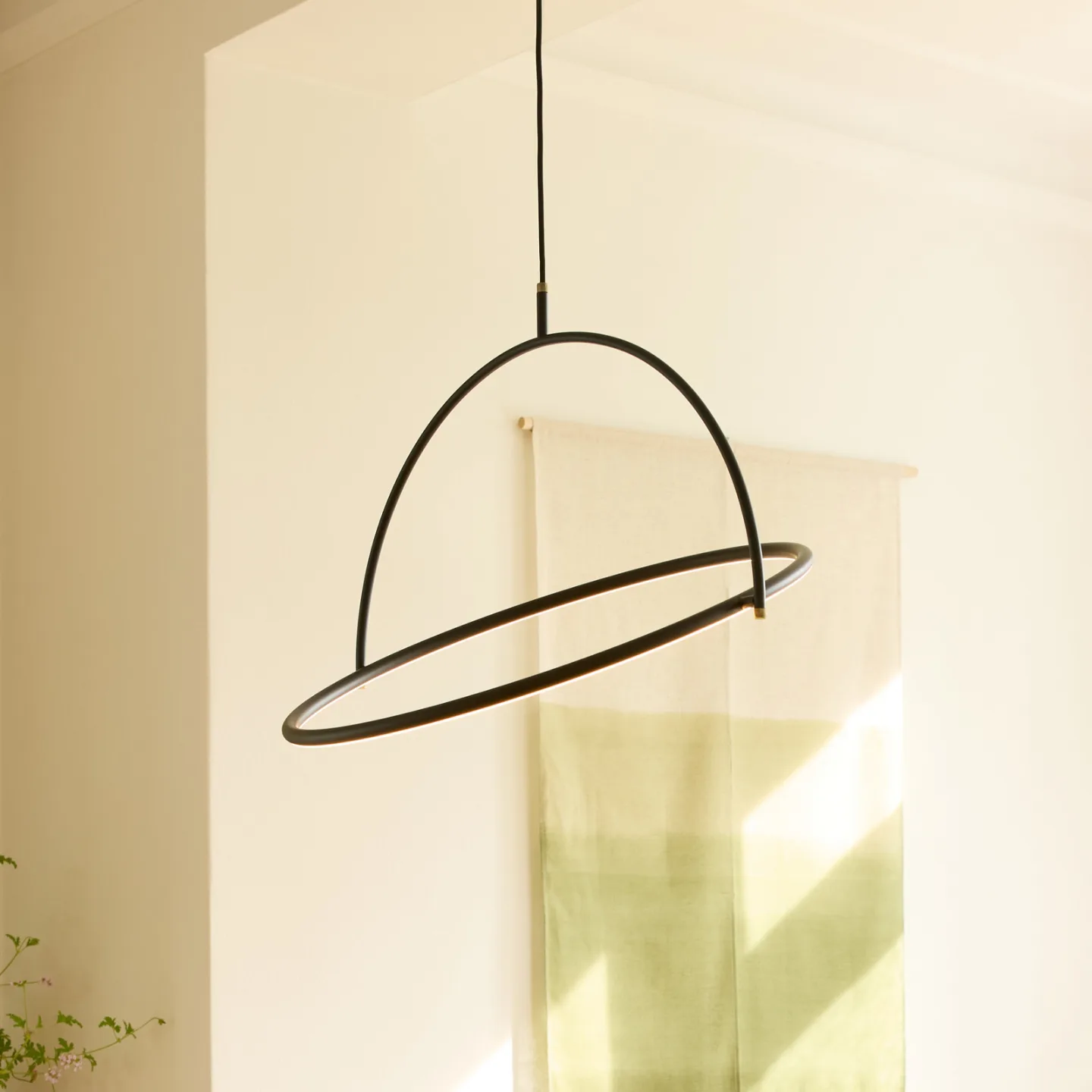 TILT LED-hengelampe, Ø 60 cm, svart, trinnvis dimbar - Halo Design - Spisestue - Metall - Med en lyskilde