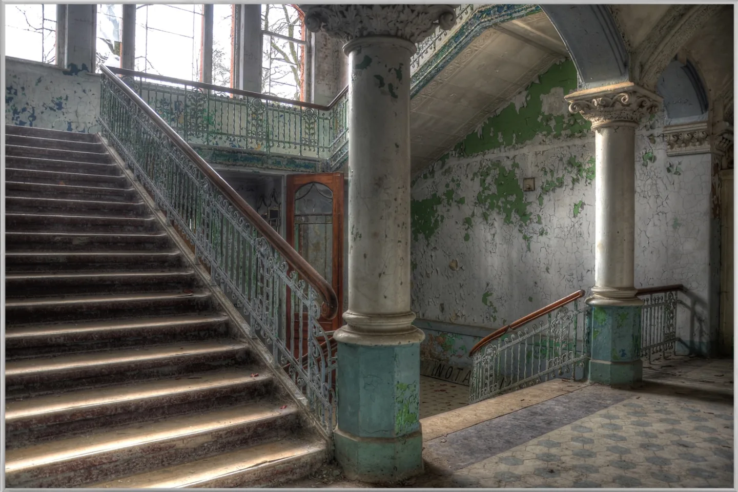 image LAND Bild mit Rahmen Lost Place Treppenhaus 1 | Schubiger Möbel