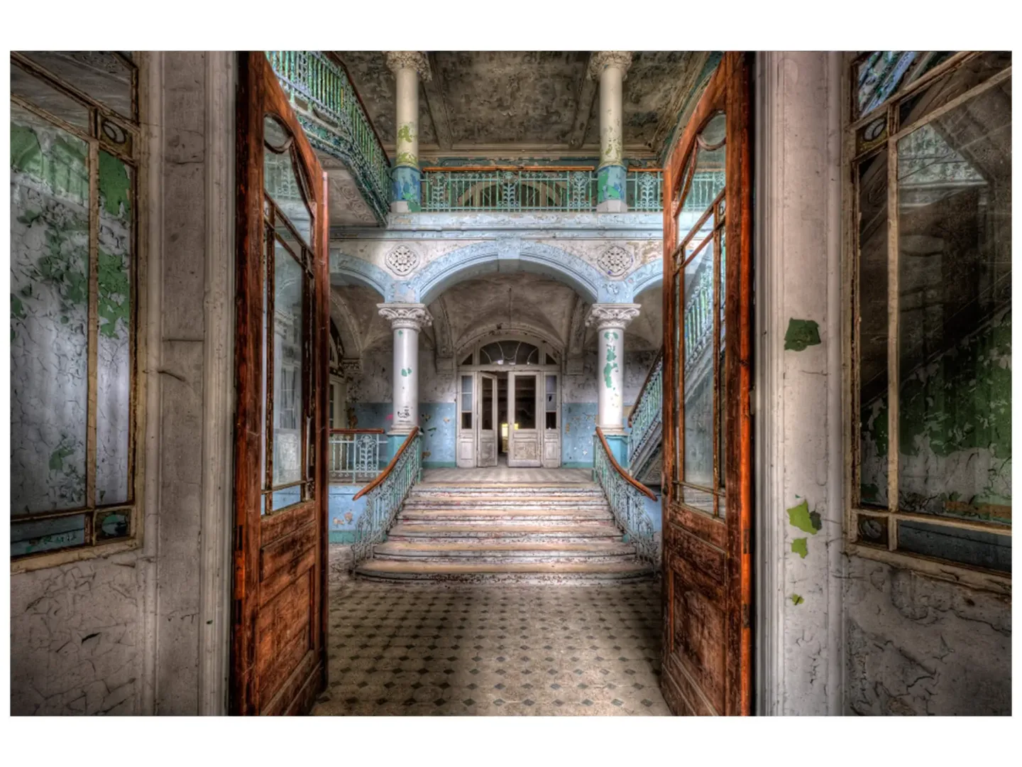 image LAND Digitaldruck auf Glas Lost Place Treppe 120 x 80 cm | Schubiger Möbel
