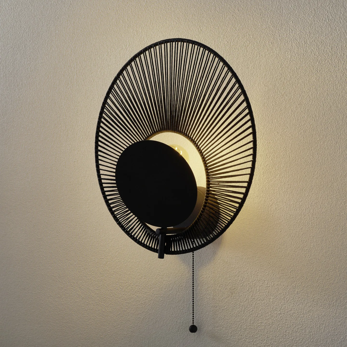 Oyster Vägglampa Black - Forestier - Vardagsrum - Design - Metall - Rund