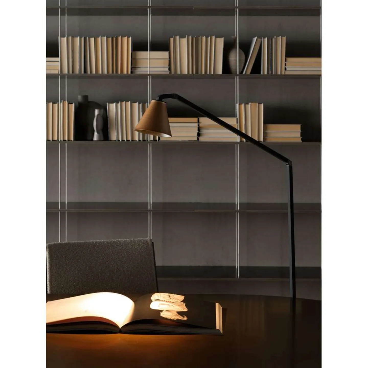 Untitled Reading Cone gulvlampe, svart/gull - Nemo Lighting - Stue - Aluminium