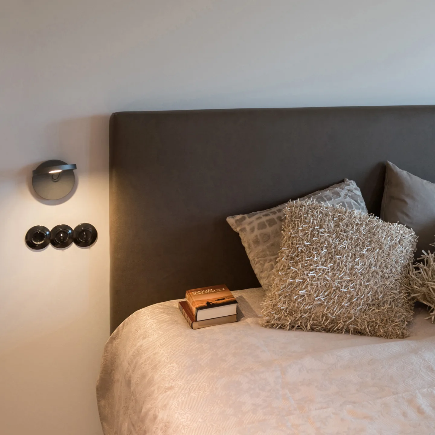 Demetra Spotlight, Dimmer, 3.000 K, grau - Artemide - Wohnzimmer - Design - Metall - Rund