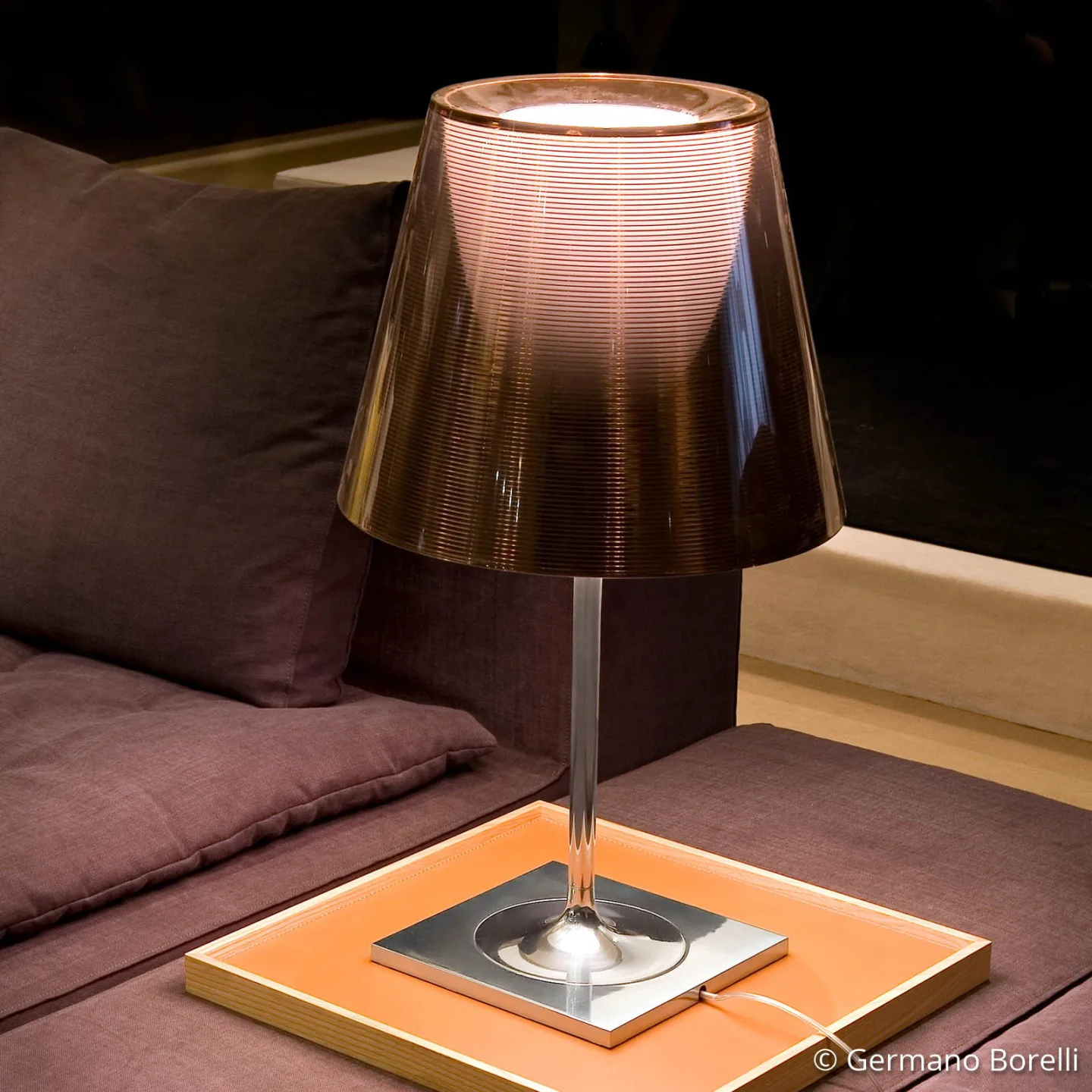 KTribe T1 Tischleuchte Smoke - Flos - Wohnzimmer - Design - Kunststoff - Mit Schirm