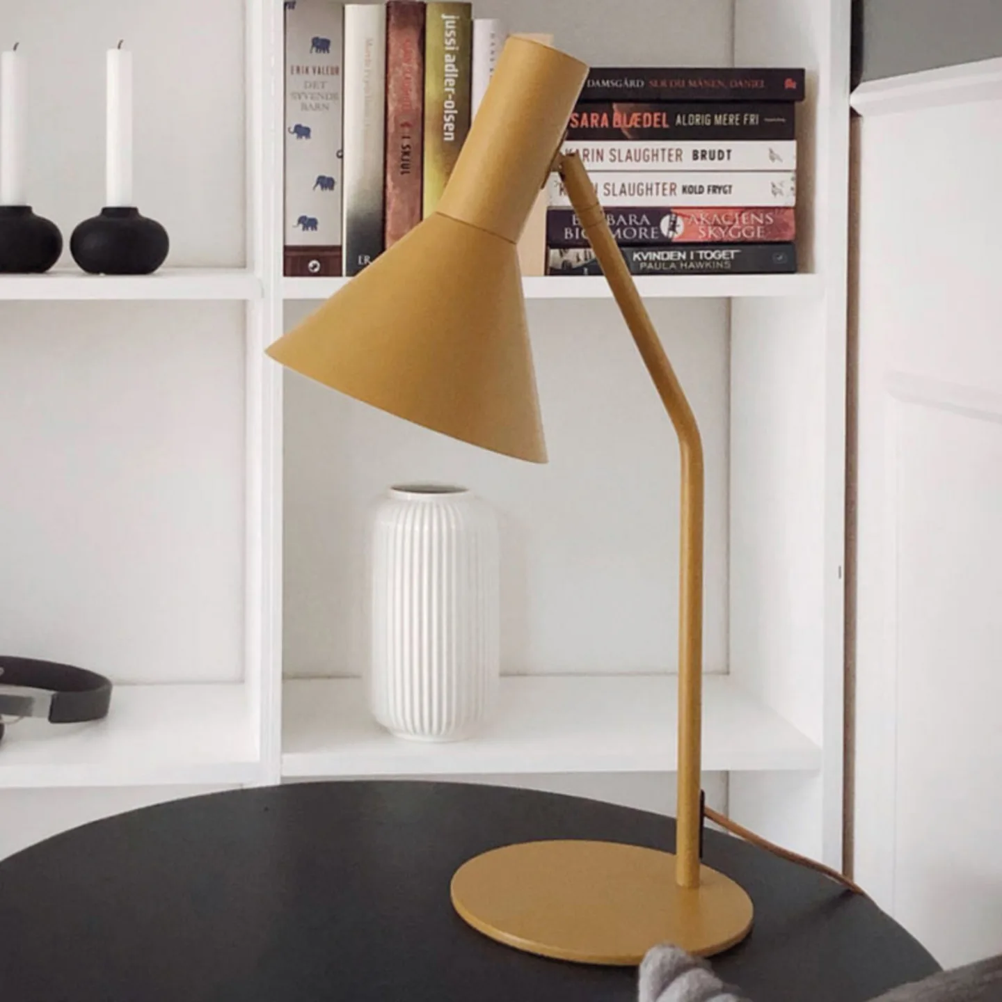 Lyss Tischleuchte Almond - FRANDSEN - Wohnzimmer - Design - Metall - Mit Schirm