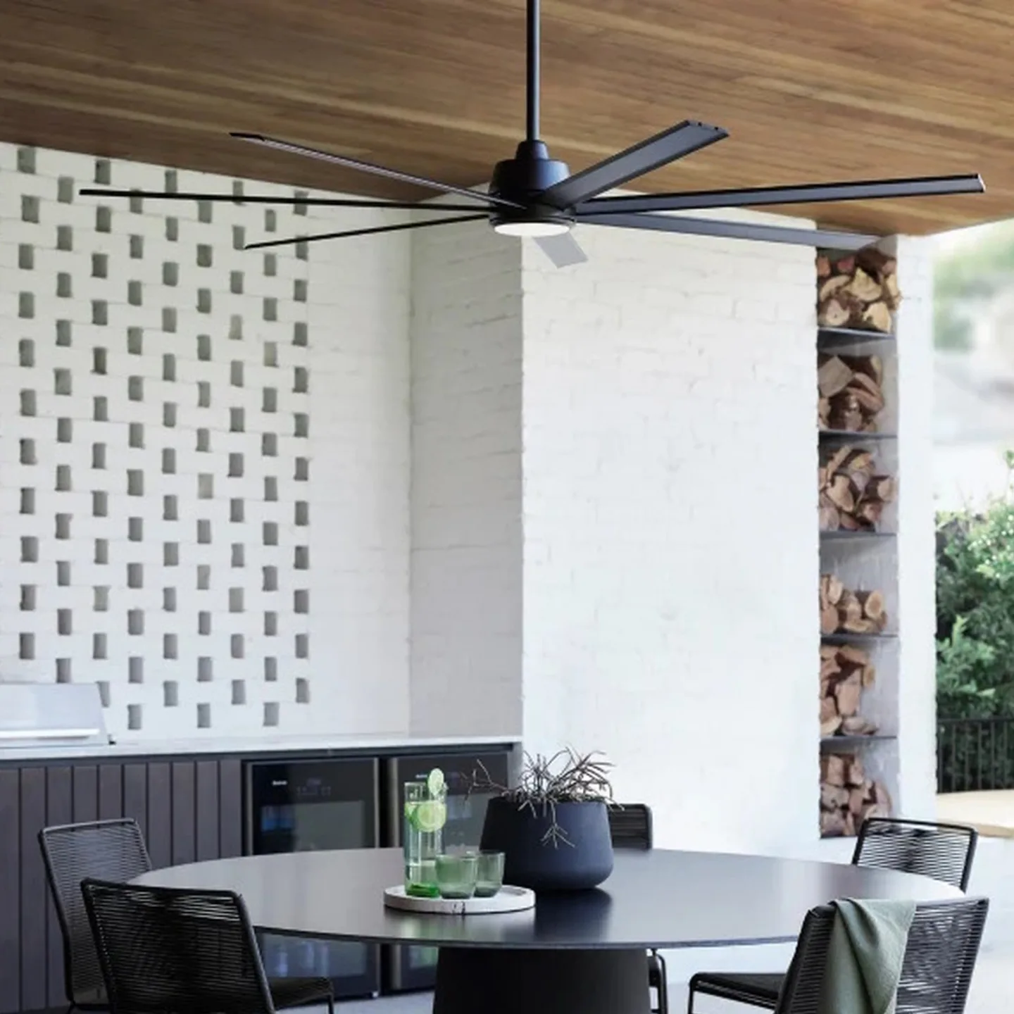 Atlanta loftventilator med lys, sort, DC, støjsvag – Beacon Beacon Lighting - Stue - Moderne - Aluminium
