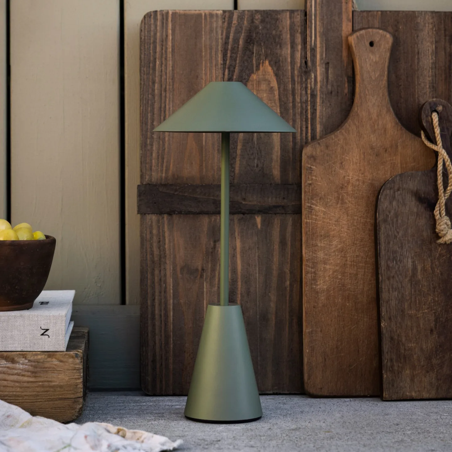 Cannes PORTABLE Außentischlampe, grün IP54 - Globen Lighting - Terrasse - Design - Kunststoff - Einflammig