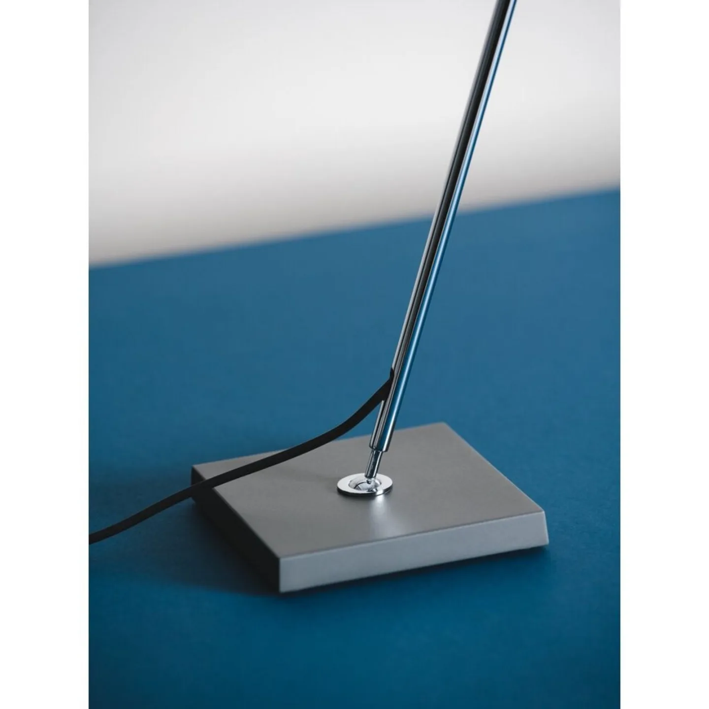 Gira Tischleuchte Messing - Santa & Cole - Wohnzimmer - Aluminium