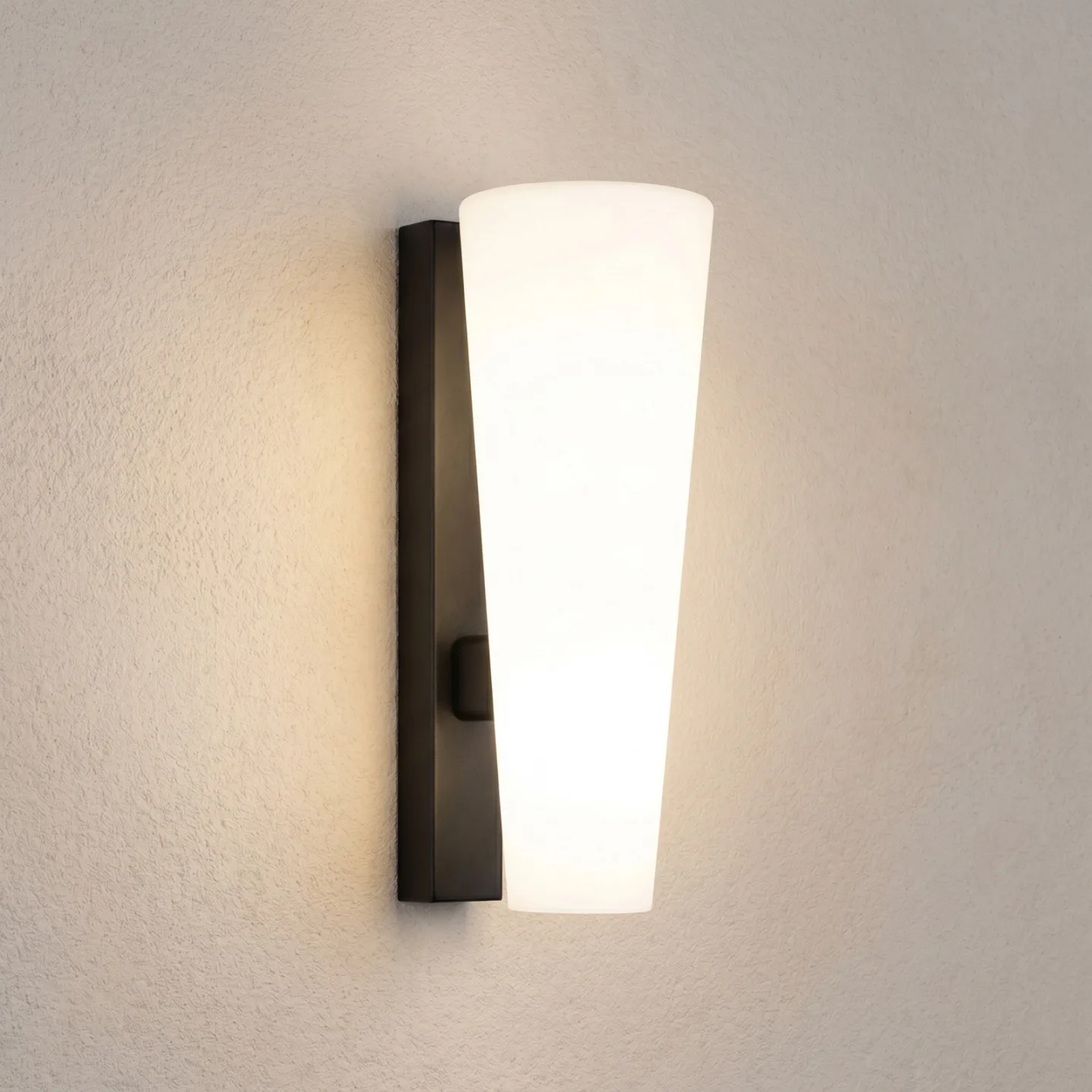 Jovra LED-utomhusvägglampa, svart, höjd 32 cm – Lucande - Modern - Glas - Med en ljuskälla
