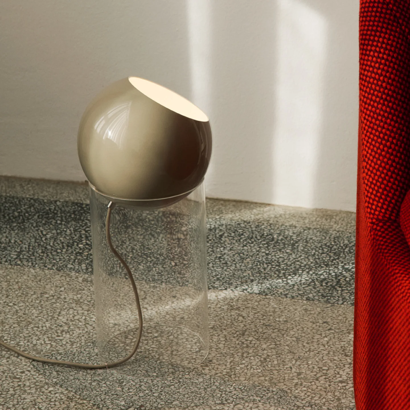 Topan VP14 Stehlampe grau-beige E27 - &Tradition - Wohnzimmer - Design - Aluminium - Einflammig