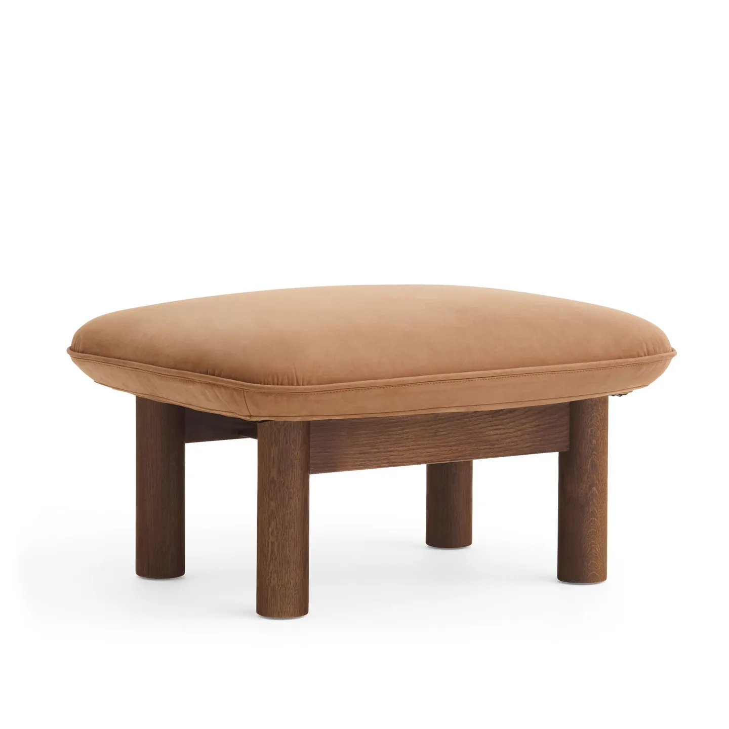 Audo Copenhagen - Brasilia Ottoman Solid Oak Dark stained Fabric Cat. 2 Dunes Col. Camel, - Sittpuffar - Anderssen & Voll - Träfärgad - Läder/Trä/Skum