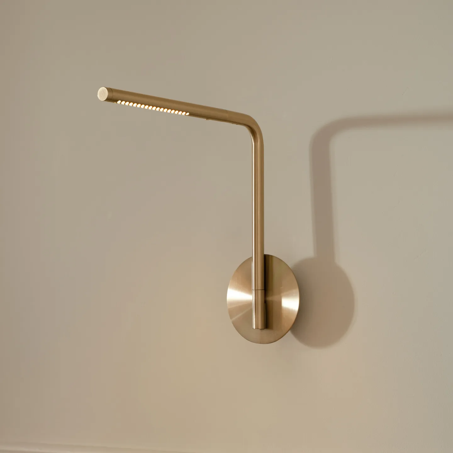 Omni Pivot LED-Wandlampe, messingfarben, dimmbar - UMAGE - Schlafzimmer - Design - Aluminium - Einflammig