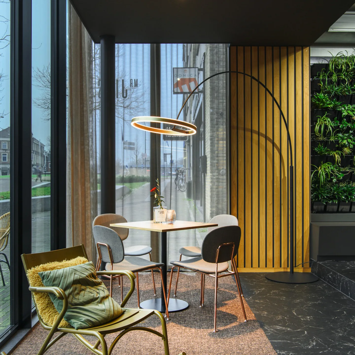One Bow Stehleuchte 2700/3000K Black/Brass - SLV One Bow FL - Wohnzimmer - Modern - Metall - Mehrflammig